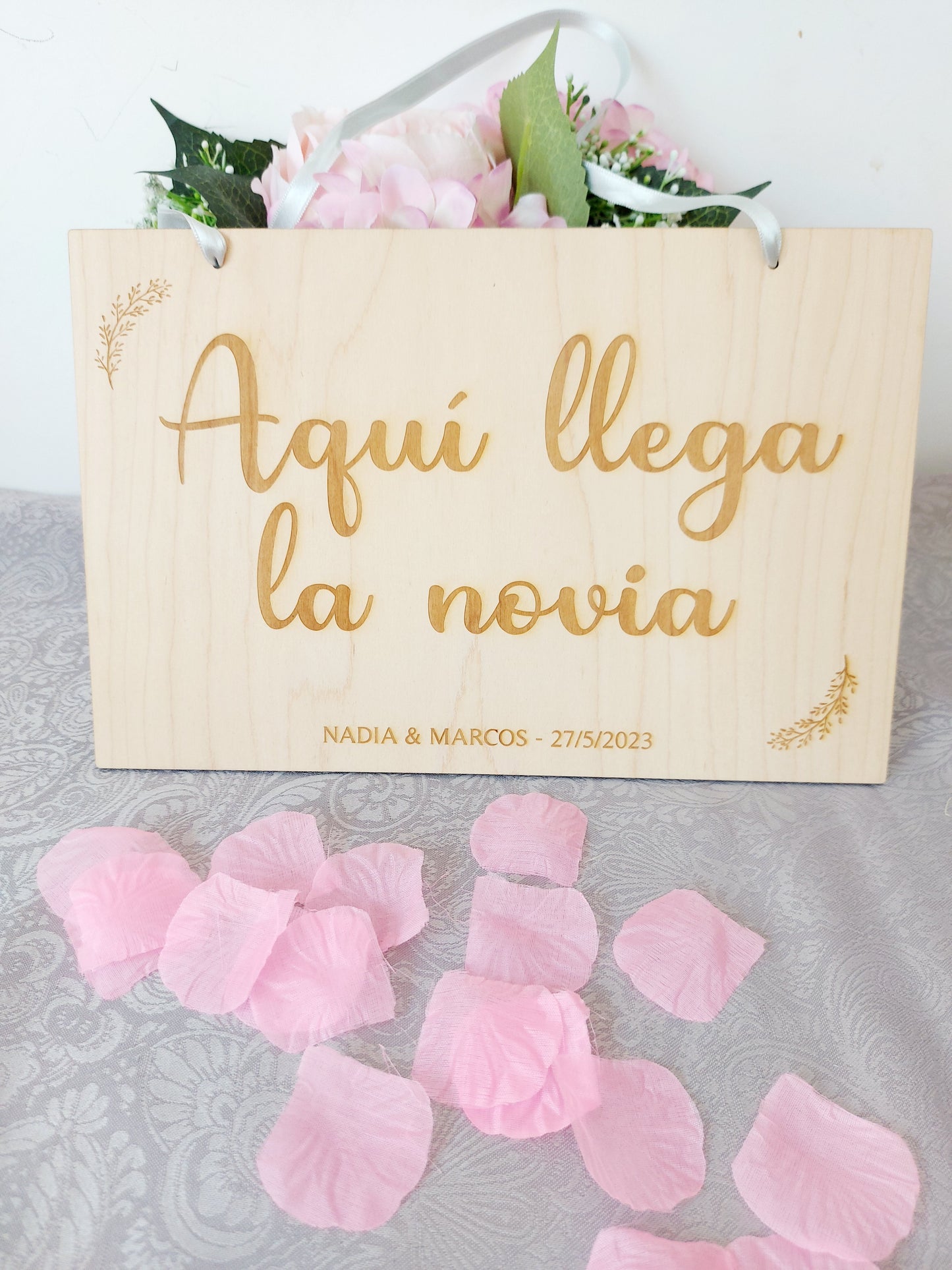 Cartel "Aquí llega la novia"