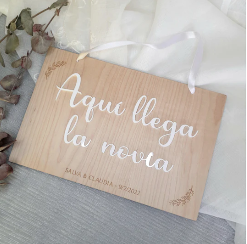 Cartel "Aquí llega la novia" Metacrilato