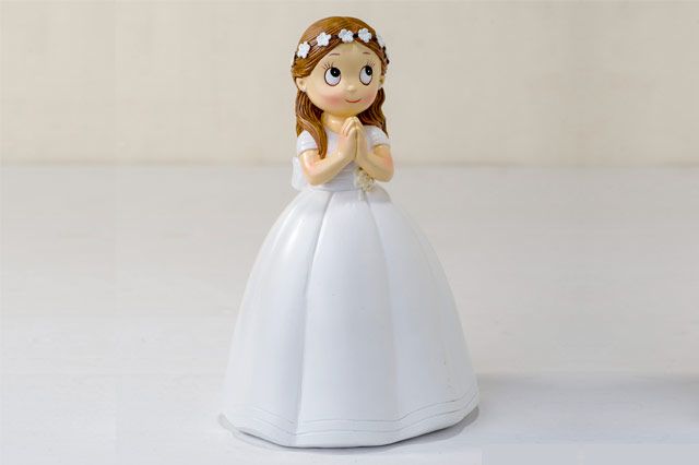 Figura tarta Comunión niña rezando